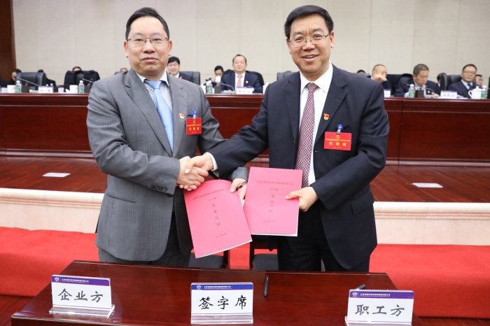 集團(tuán)黨委副書記、副董事長、總經(jīng)理劉國強(qiáng)與工會(huì)主席陳文雙簽訂《2019年集體合同》.jpg