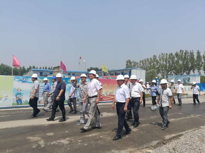 劉年主任檢查施工現(xiàn)場.jpg