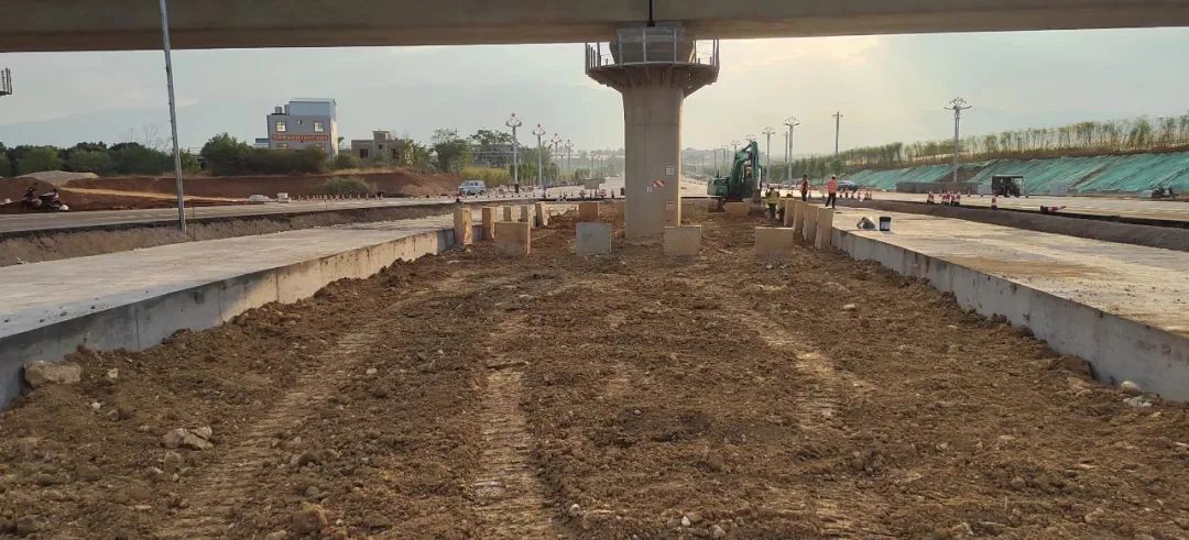 2022-11-15-滇南中心城市群現代有軌電車示范線項目M1支線涉鐵段工程順利完工。.jpg